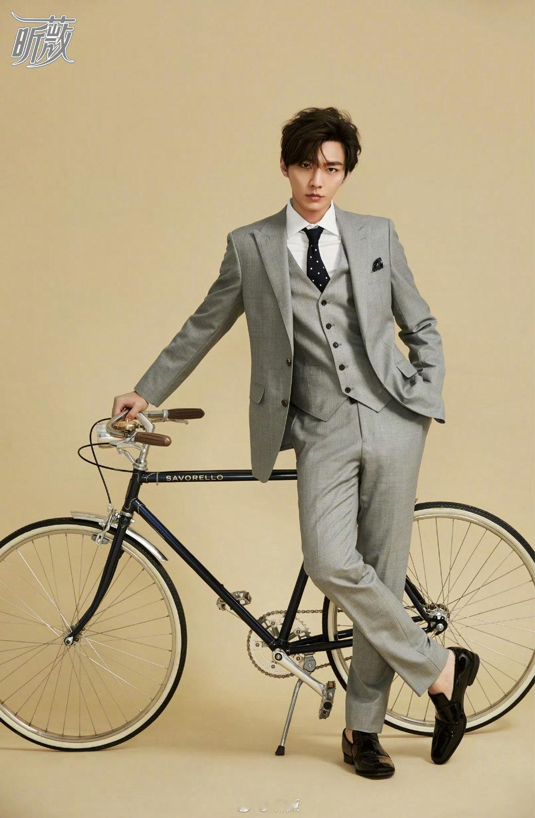 #炎亚纶#以防你不知道什么是型男Lookthesepictures👈🏻​