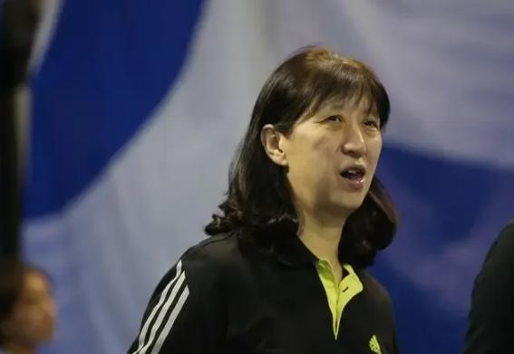 赖亚文彻底“坐不住了”！谁都未曾料到，坐拥主场之利的中国女排，亚锦赛决赛鏖战五局