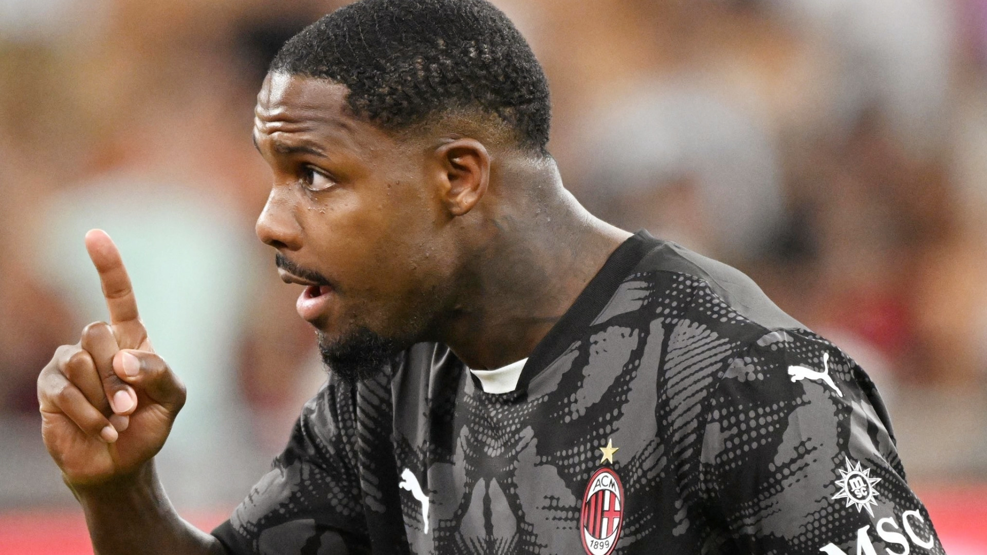 记者透露，迈尼昂与米兰在续约问题上依然僵硬，多家豪门都在关注他。迈尼昂想要80