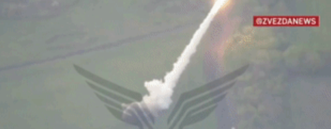 爆了、爆了、真的又爆了！瞧这璀璨耀眼的熊熊烈焰。俄军运用两架FPV无人机，在