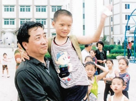 1998年，姜昆突然给妻子打电话：“我想收养一个6岁的小男孩。”妻子无法理解，拒