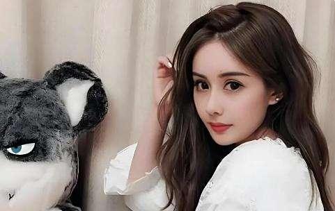 听听韦雪的人间清醒发言，有一男粉丝给韦雪说，每月给韦雪100万。韦雪说，你不用