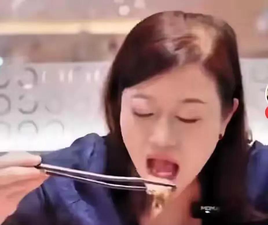 西贝又上热搜了！这次不是因为预制菜硬刚罗永浩，而是一位“销魂姐”的浮夸吃播。镜头
