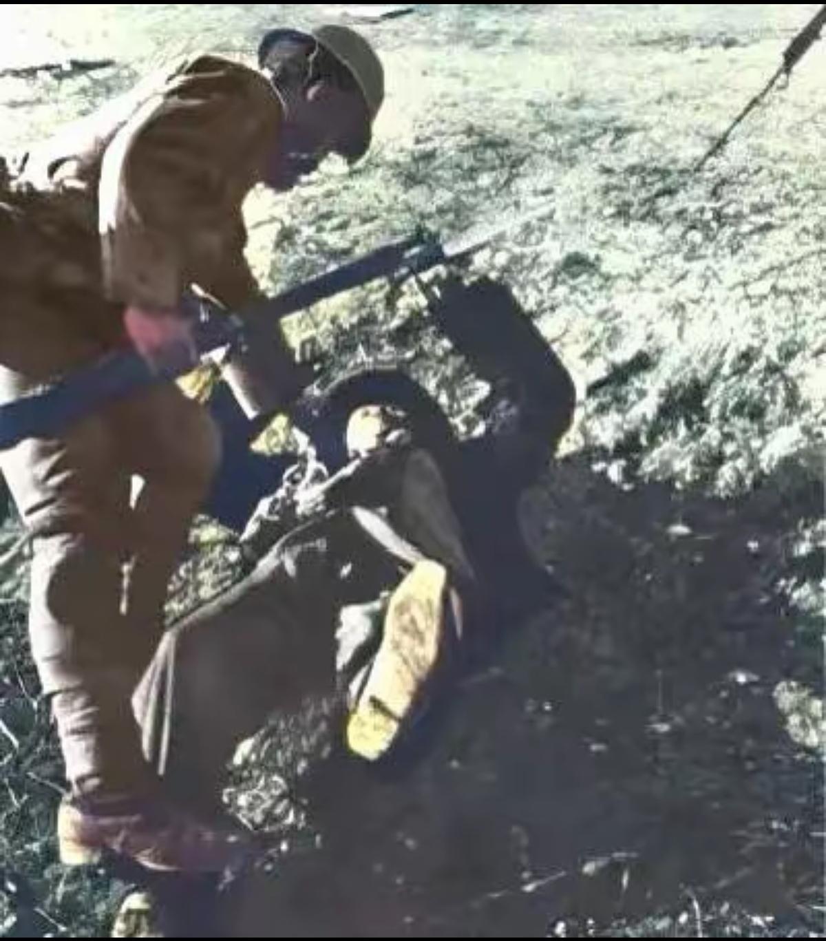 1938年3月24日，南京一处日军营地的大门外，值勤的哨兵正在换岗时，突然，从