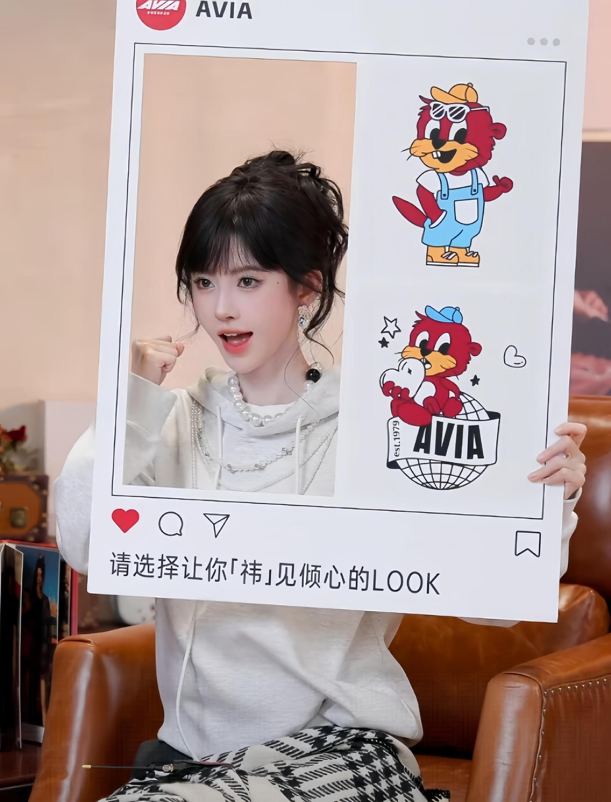 鞠婧祎日系天菜鞠婧祎这波直播造型堪称“日系教科书”！卷毛盘发温柔明媚，白色卫衣