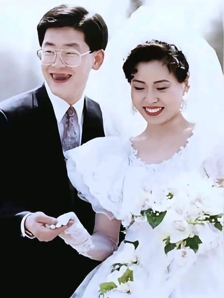 连李在明的老婆都很在乎房产证是不是在自己名下呢？李在明和老婆金惠景已经结婚3