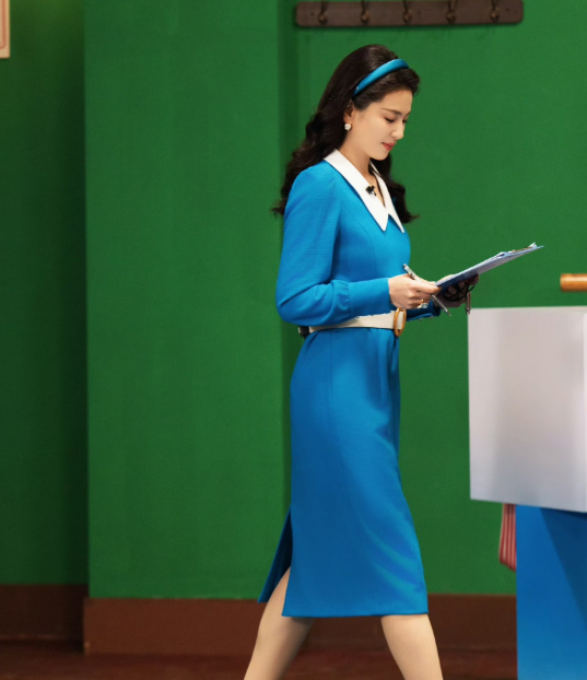 刘涛这身宝蓝长裙太绝了！梦回80年代，无需滤镜也是顶级审美工作室晒出刘涛的复