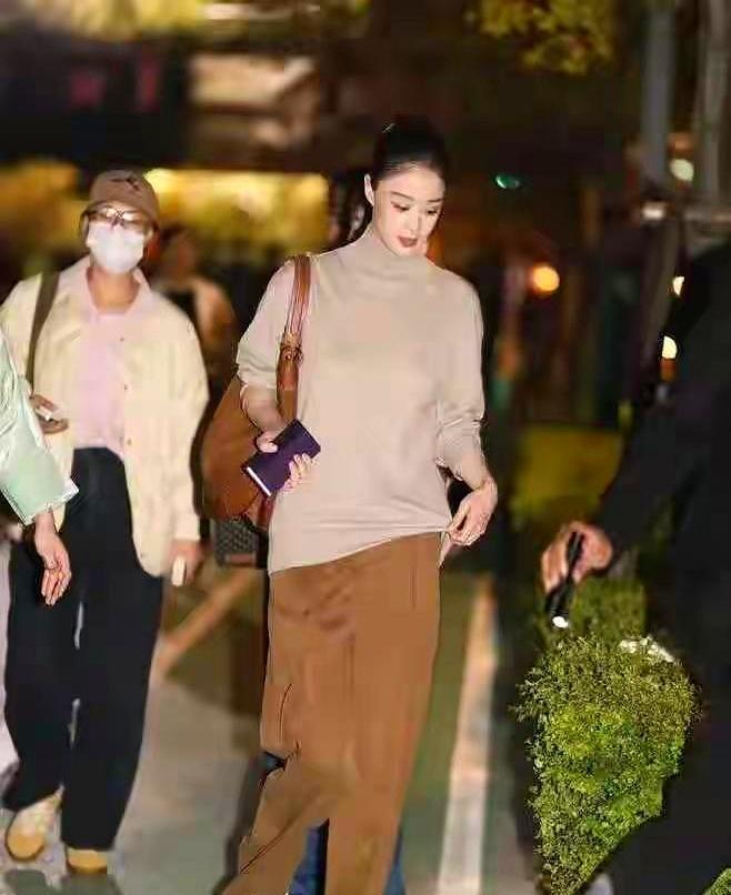 你知道蒋欣为红毯能多狠吗？她打电话骗爸妈“我吃饱了”，转头就给自己榨了一杯黄瓜