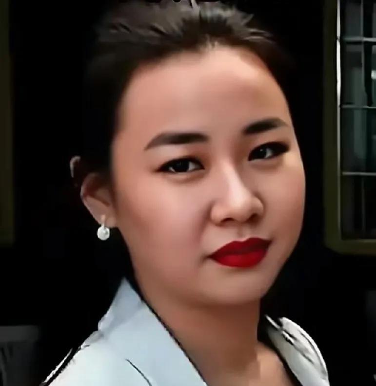 被判死刑的明珍珍，在温州看守所吃下了人生最后一块月饼。她吃的很慢，每一口都细嚼慢