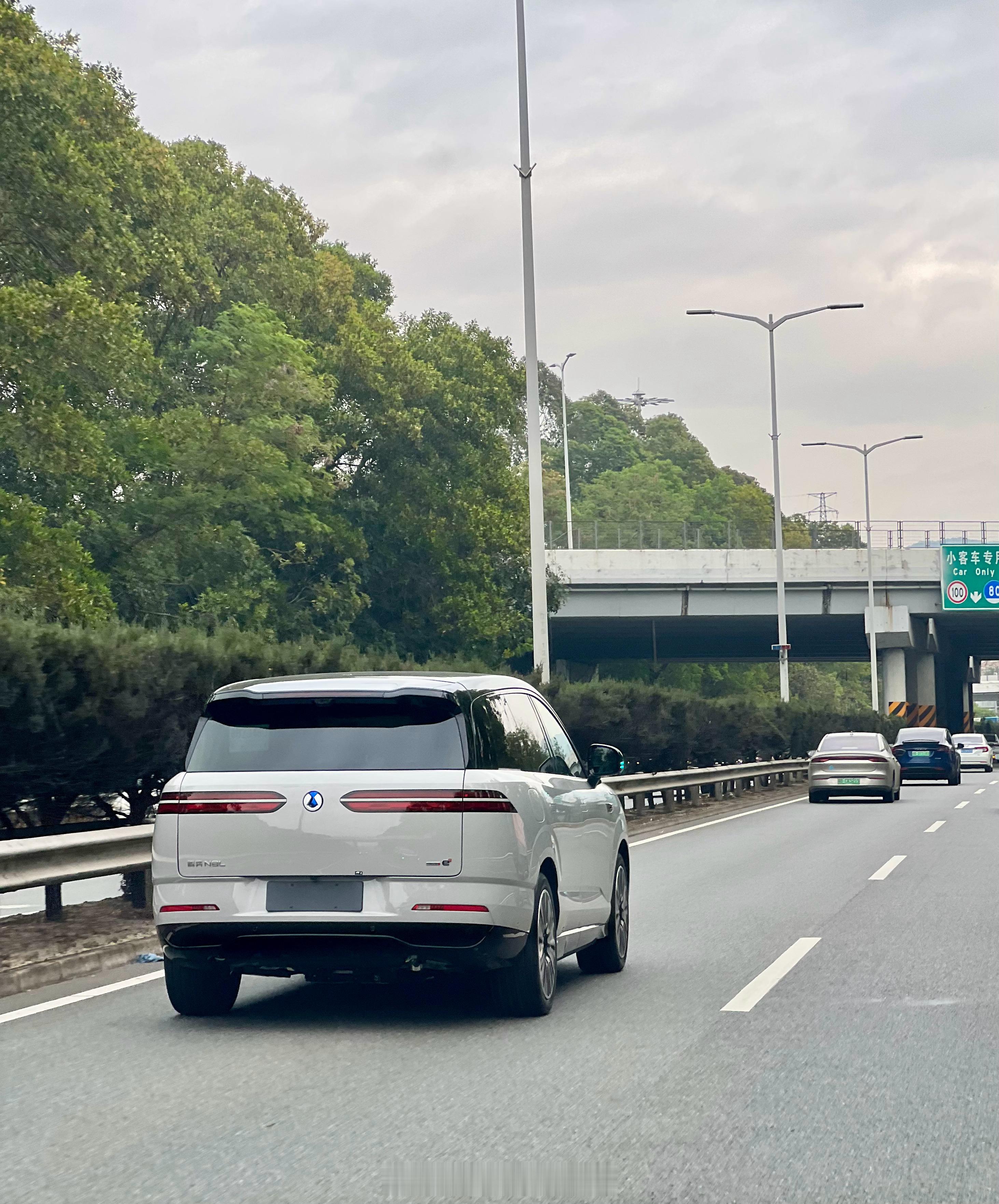 腾势的两款车N9和N8L，不知道为什么，每次从后面看都有一种“头重脚轻”的感觉，