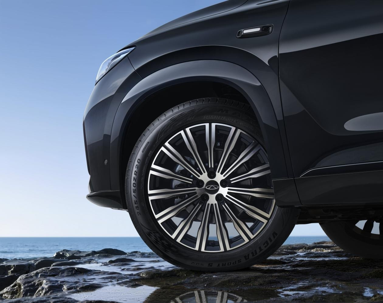 全新一代瑞虎9终于上市了！说实话，这波“油电同智”的配置真的惊艳到我了。燃油车也