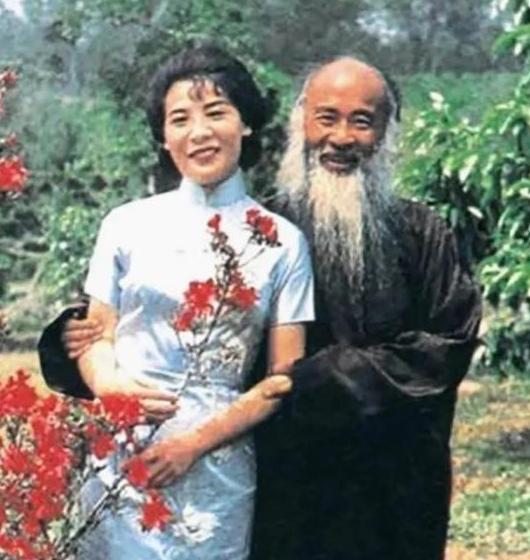 1947年，48岁张大千，向女儿闺蜜徐雯波求婚。洞房花烛夜，16岁徐雯波羞答答地