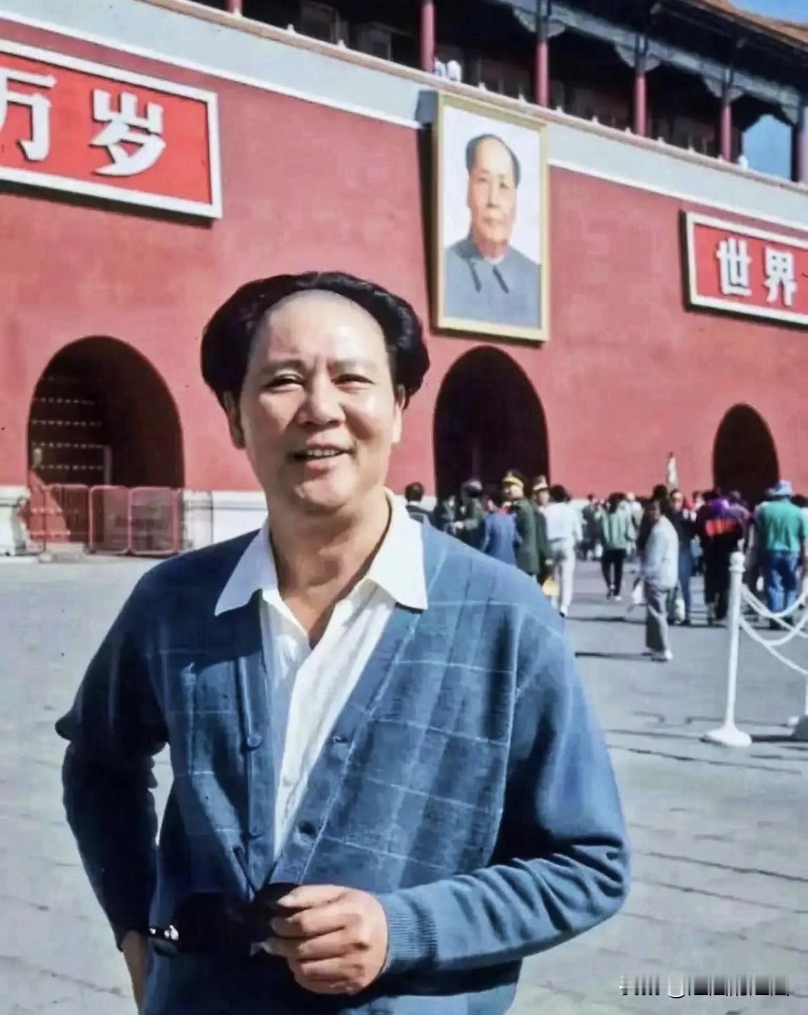 谁能想到，这张1991年天安门前的老照片，差点被当成伟人本人实拍！画面中这位