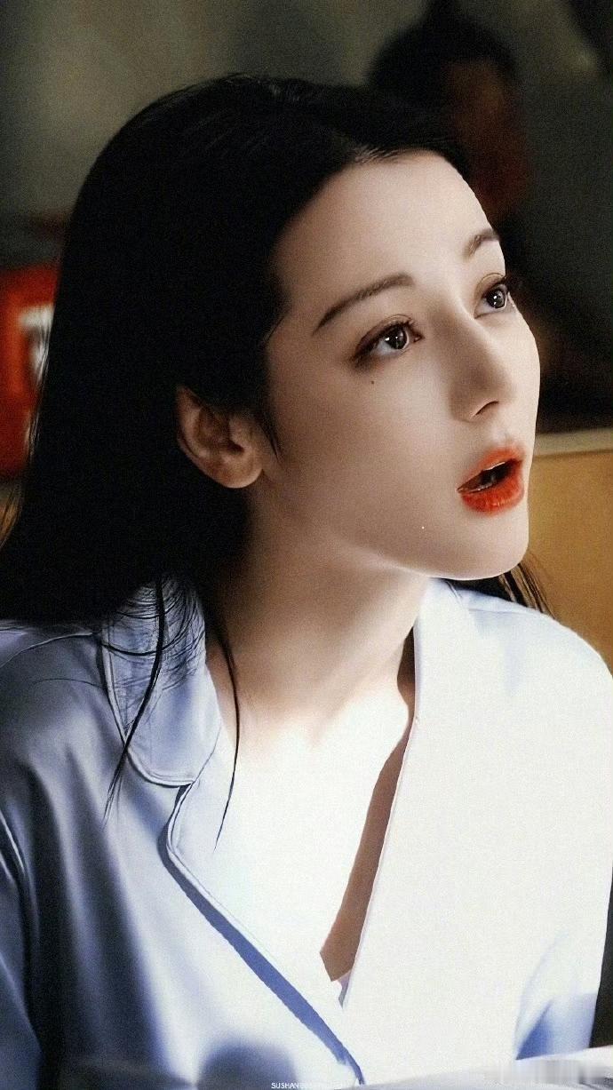 谁被迪丽热巴这段镜头美到失语！光影落在肌肤上透着柔光，衣摆轻垂、发丝微扬，抬眼瞬