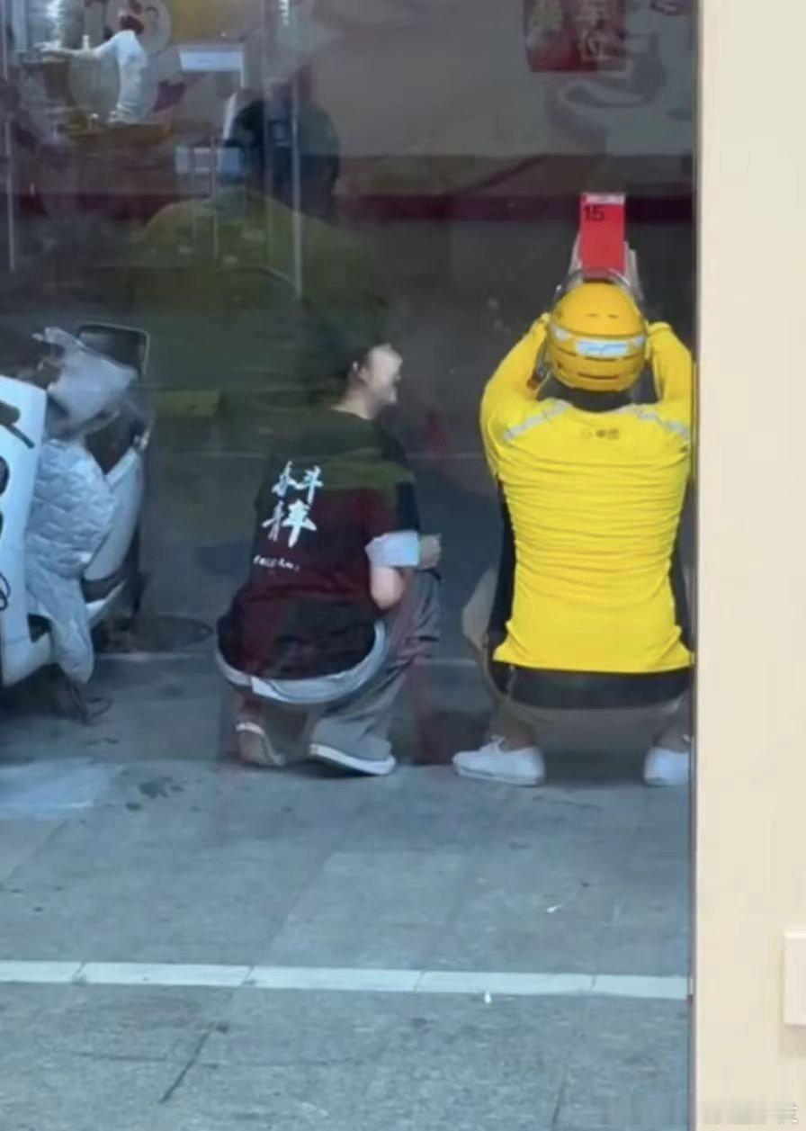 网友拍到蜜雪冰城打工的妹子，在门口偷偷给自己送外卖的男友送手机，但其实很多纯粹的