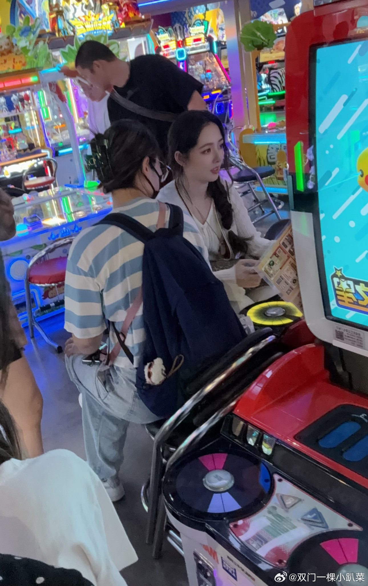网友偶遇郭碧婷打电玩​​​