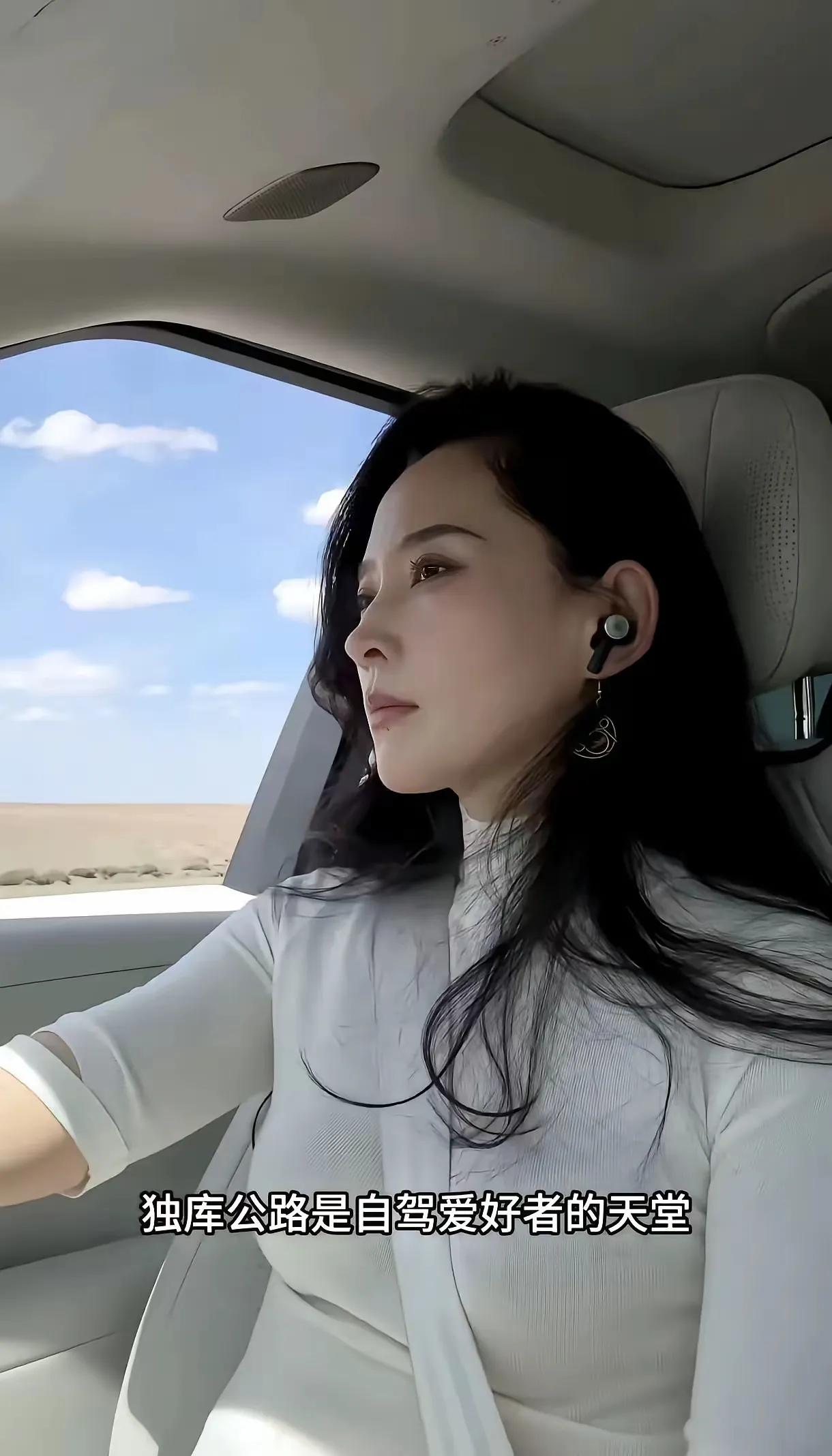 暑假第一天，森林北一个人开着车，把两个孩子接上了。没叫别人帮忙，也没让汪峰跟着，