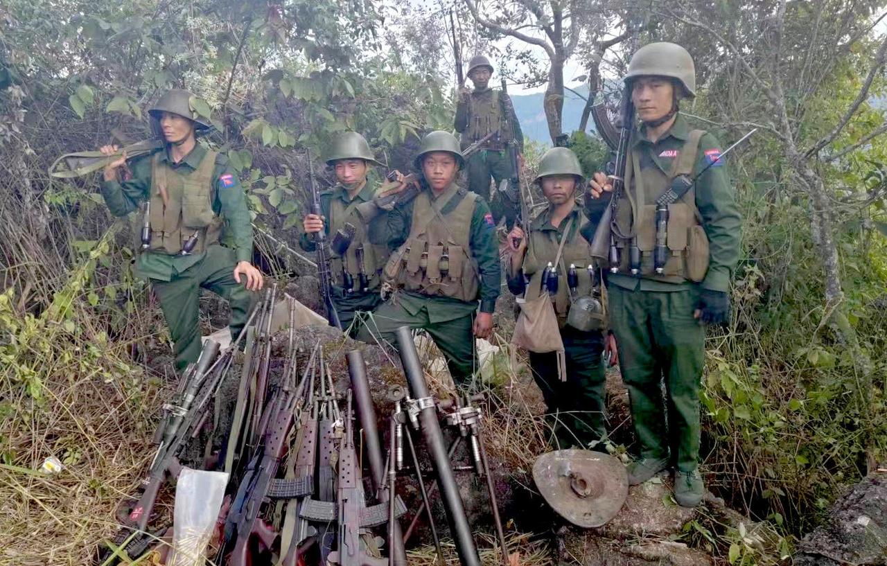 缅甸民族民主同盟军（MNDAA）在分享的照片中身着复古的70年代风格制服和装备—