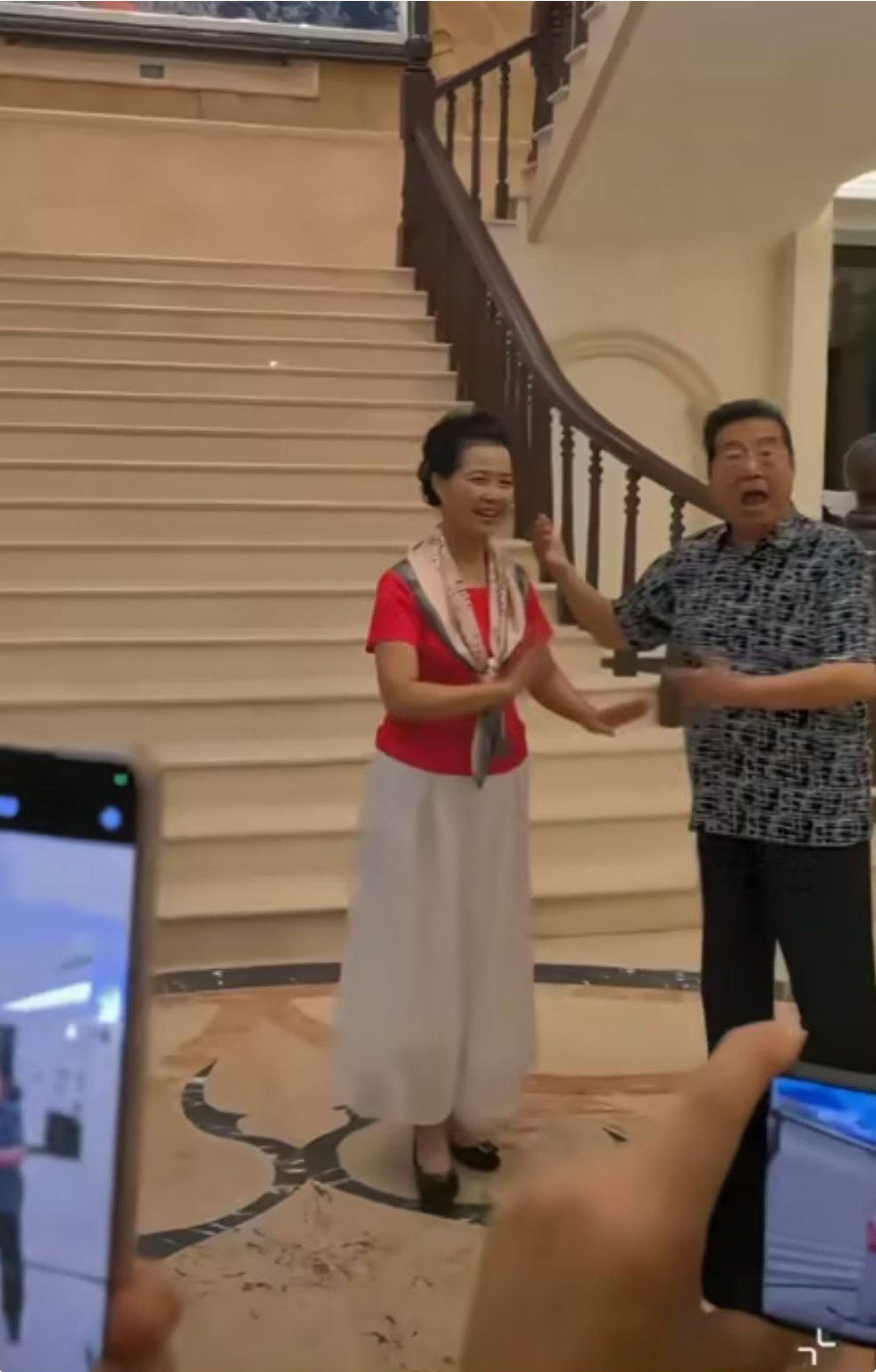 李双江梦鸽海南豪宅办家宴，豪宅内部曝光，装修奢华客厅能容纳几十人