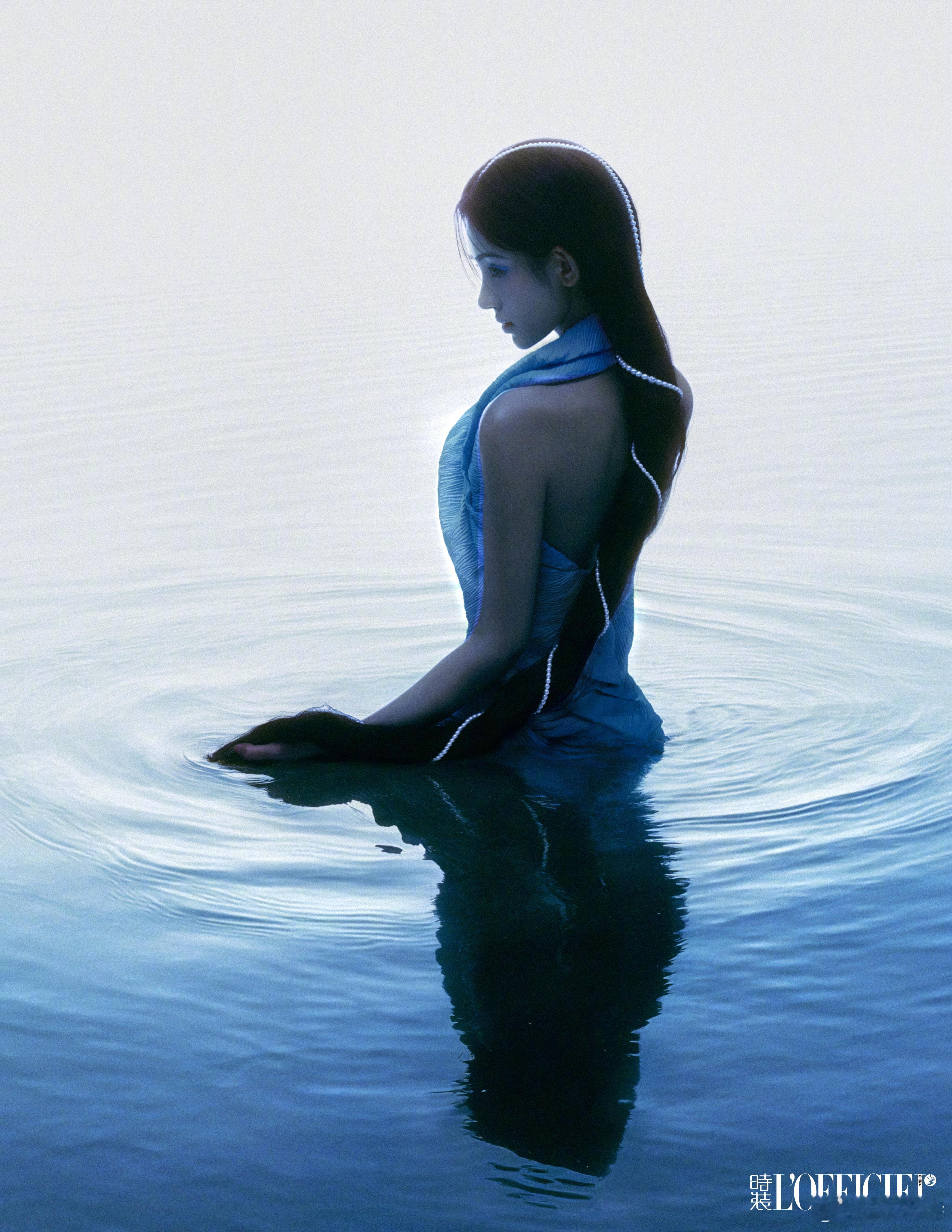 鞠婧祎ELLE女刊恭喜鞠婧祎拿下《ELLE》封面，实力不断突破！每一次封面都