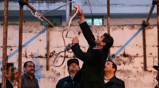 伊朗不再忍了，摩萨德安插的“内鬼”被当众绞死！ 4月21日，摩萨德在伊朗的骨