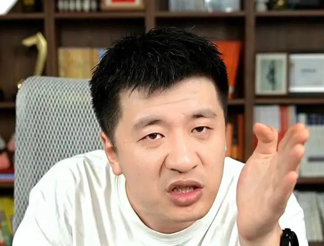 张雪峰有段话，说得又冷又真：“公安局的，孩子在读警校；卫健委的，孩子在学临床；法