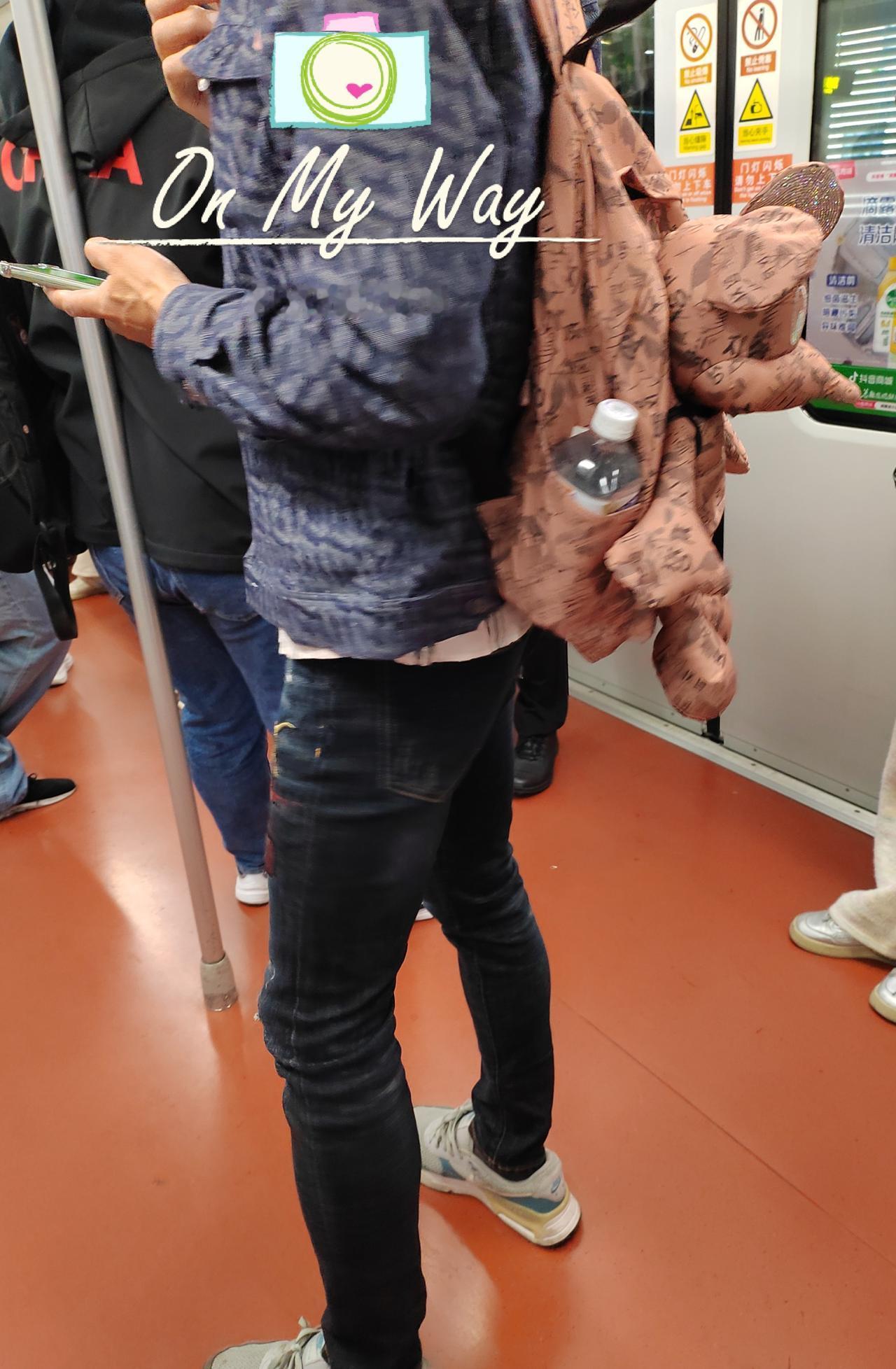 身高一米八，年龄30+，性别不是女，而是个大男人。能背这种卡通造型的包出门上班，