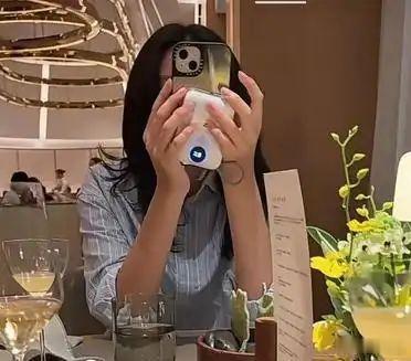 小玥儿小玥儿这组自拍，基因的力量直接看呆众人一双带着忧郁感的眼睛，还有乌黑浓密的