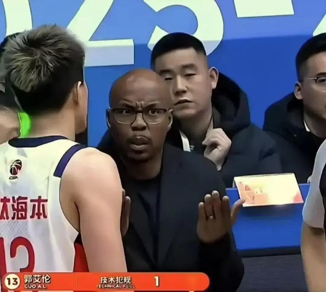 他当着1万人的面，扇了郭艾伦一记耳光。不是用手，是用西班牙式的愤怒。郭艾伦刚