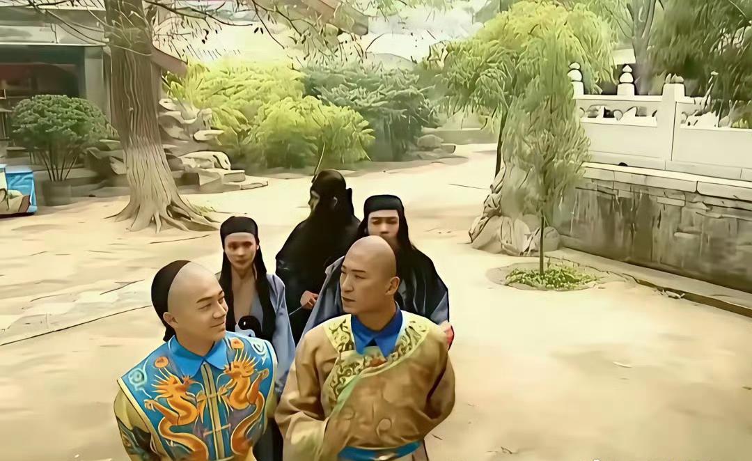 哈哈，真是时代的回忆！当年看《还珠格格》，光盯着尔康的深情、紫薇的温柔和小燕子的