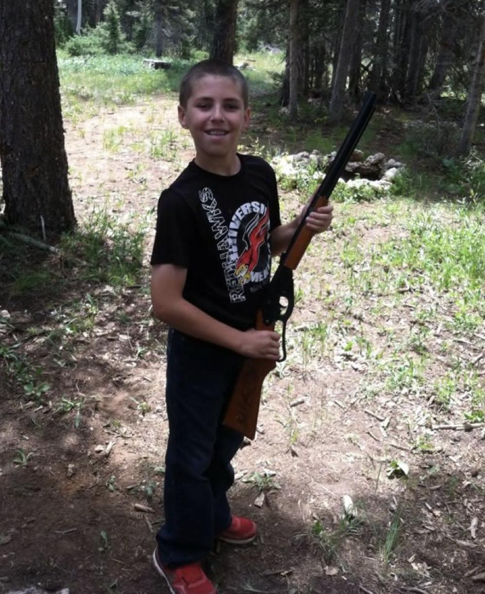 难怪枪法那么准，原来从12岁开始，父亲就教他射击了。据说这一次用的还是狙击枪