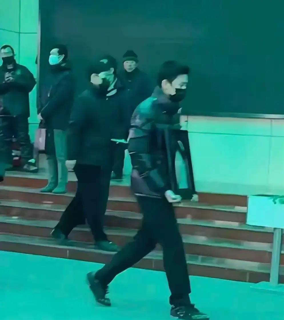 星二代因为太会演戏，被剧组开了。不是耍大牌，不是轧戏。是因为他提前三个月研