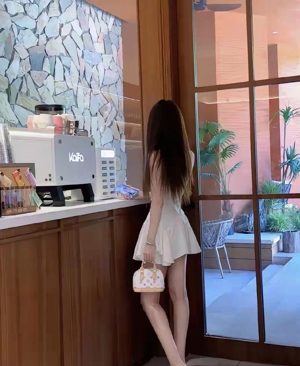 咖啡店看到的最漂亮的女生了！