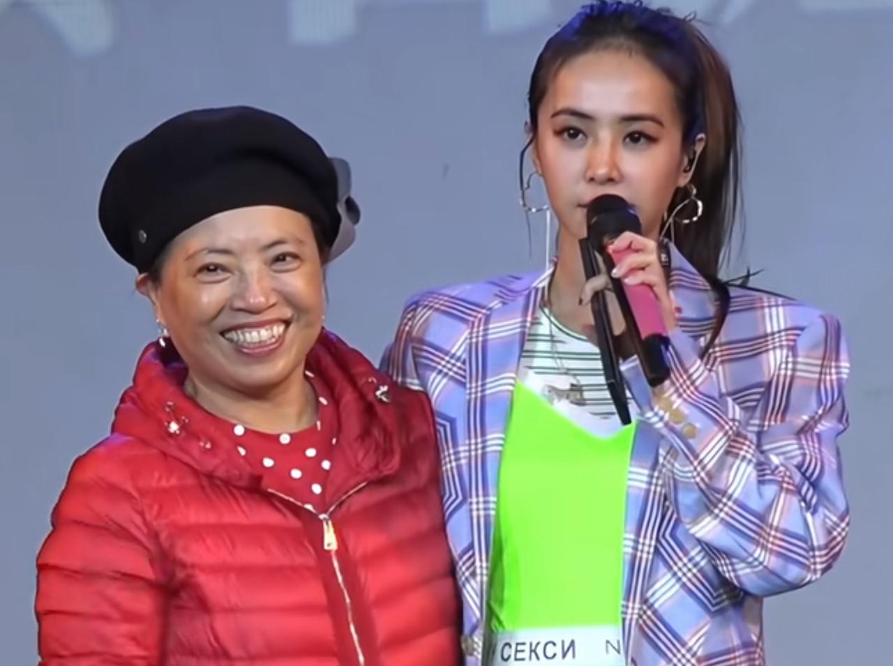 蔡依林带着妈妈一起出席活动，母女俩眉眼之间真的很像，乍一看蔡妈像极了黄绮珊。