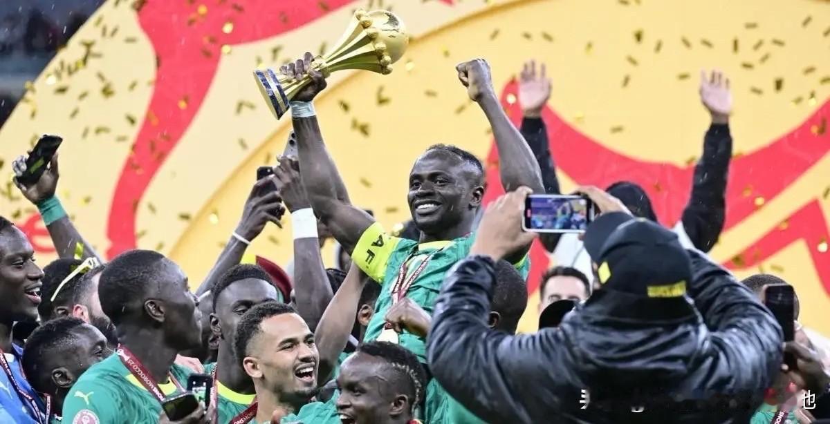 塞内加尔非洲杯冠军被剥夺真是荒谬至极，塞内加尔都捧杯两个多月了，现在来说剥夺，给