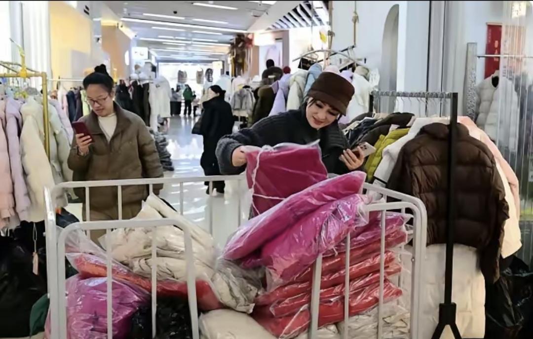 昨晚和在山姆干后勤的老同学喝酒，他喝多了说漏嘴了。那些卖断货的499元长款鸭绒服