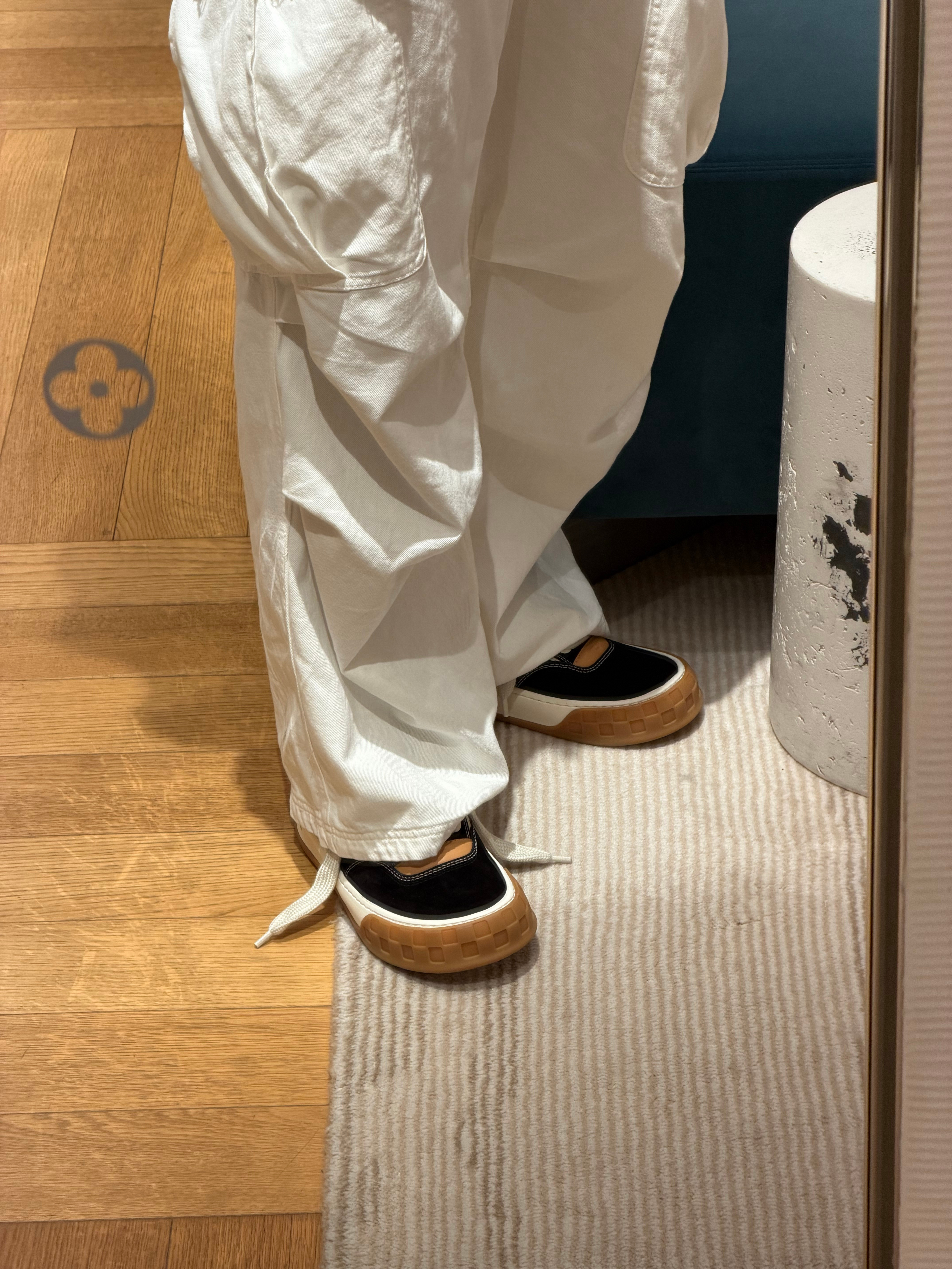 LV羽绒服穿3小时掉色女子发声已经习惯了…感觉lv出什么离谱的是也不奇怪包包上面