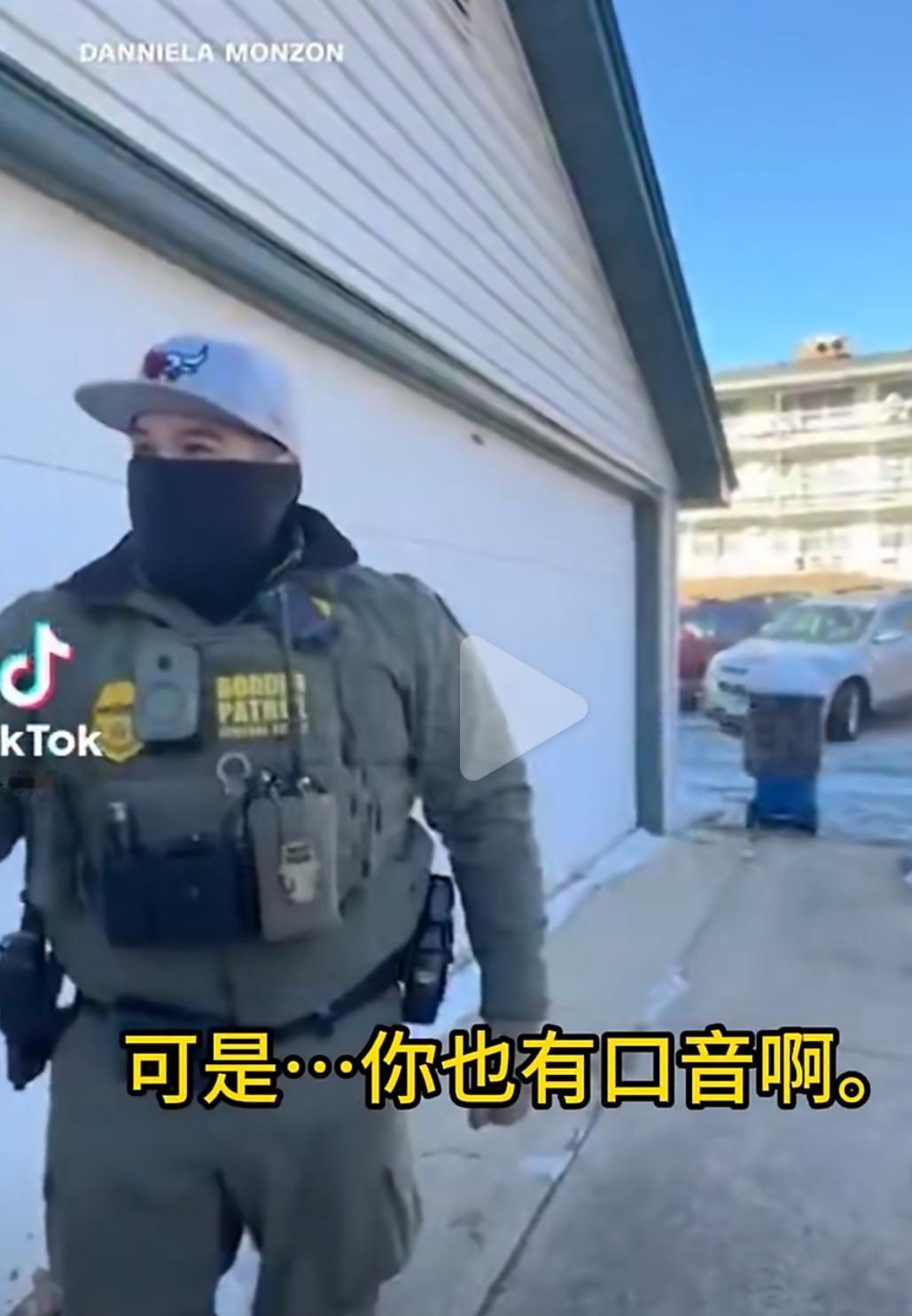 美国人：你为什么逮捕我边境巡逻队：因为你的口音有问题美国人：可是你也有口音…