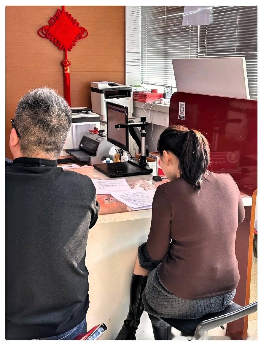 中年女性出轨，图个啥！我表姐46岁，出轨了。对方是个开出租的，比她大六岁，离过