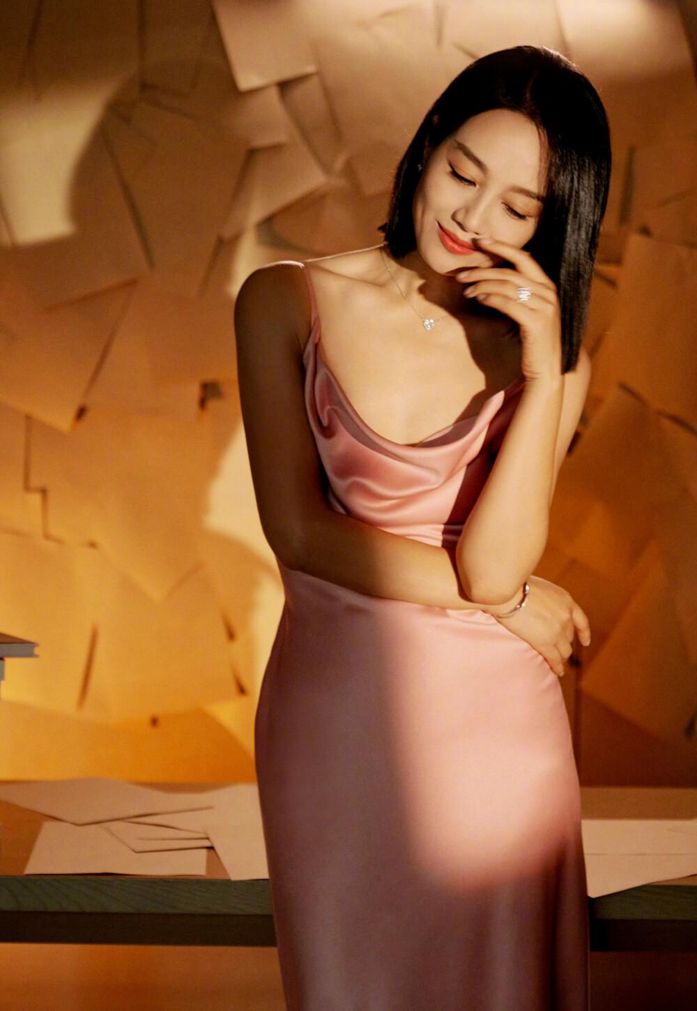 朱丹这次赢麻了不是因为她参演的电影获得高票房也不是因为她参加的综艺节目获得卫