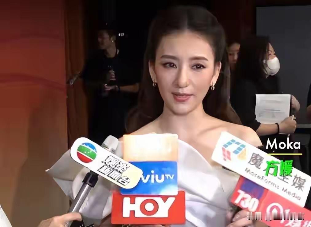 方媛现身香港活动，穿七分裤裹胸裙富贵鼻抢镜，采访发言显局促​​​