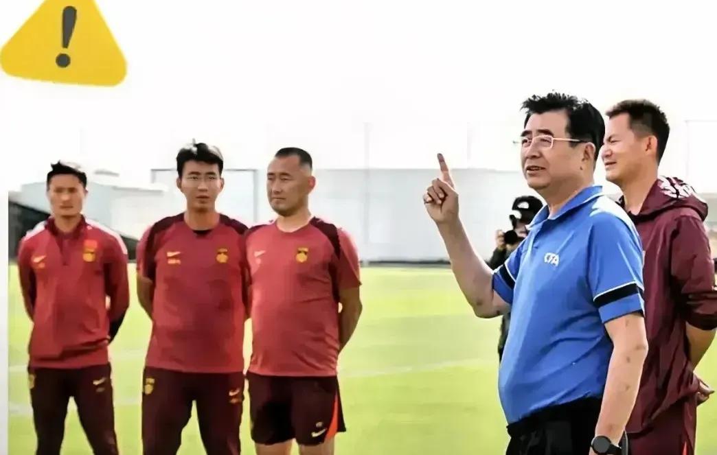 快看国足的近况！国足近几日状态太糟糕，赞助商都撤资了，国足缺钱了，没钱就没办法好