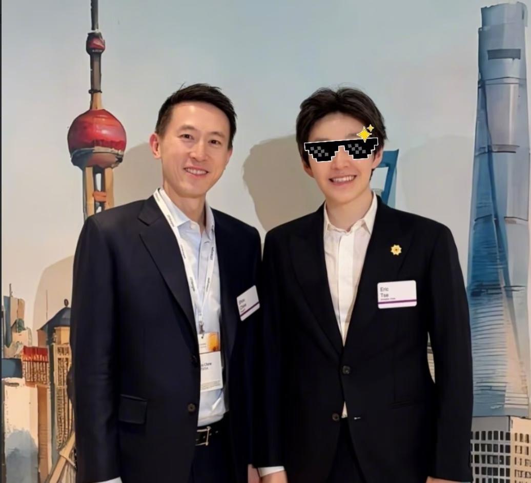 周受资现身上海参加活动，与路人合影不看重对方是谁，网友却说他没有想象中帅气，但能