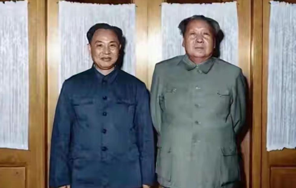 1953年冬天，杭州刘庄。毛主席在西湖边住了些日子，每天批文件、开会，胃口一直不