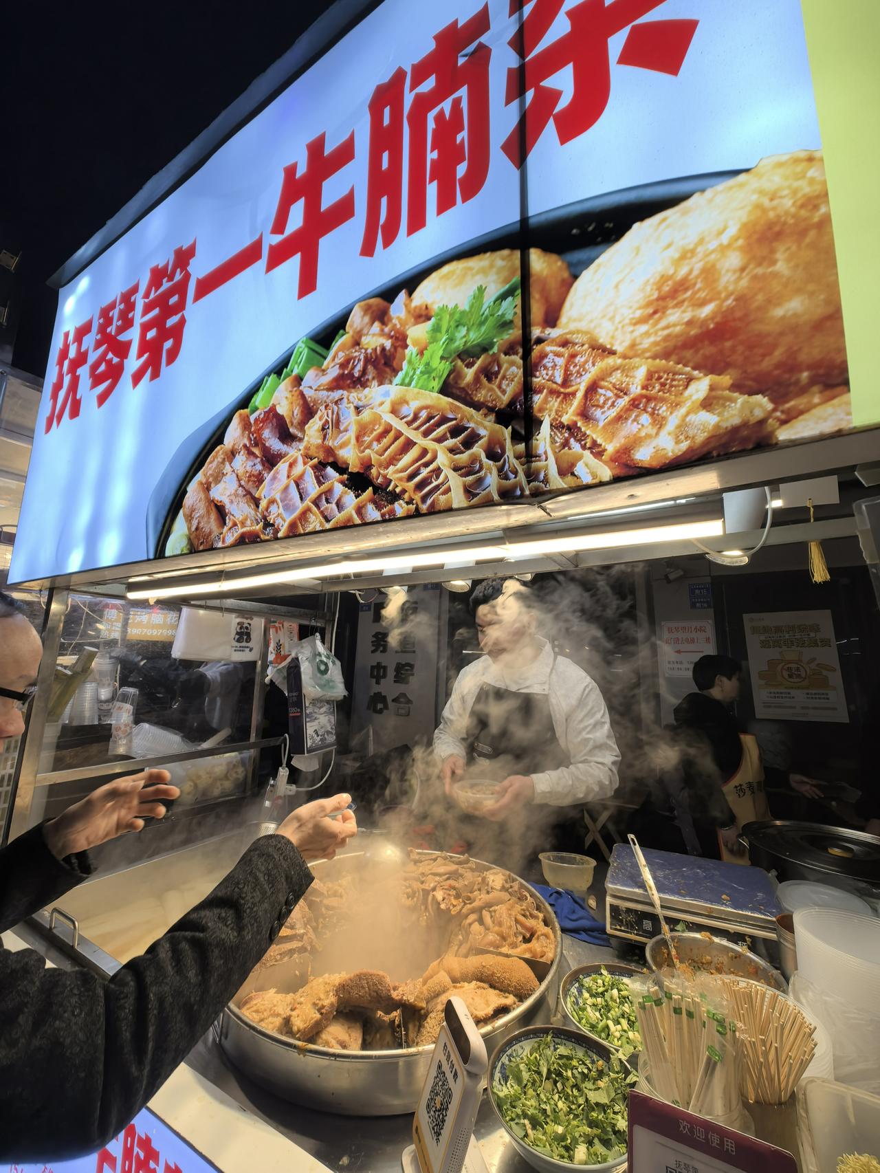 春节这几天，平时烟火气十足的成都街头，到处关门闭户，想找个吃饭的馆子都难。只有