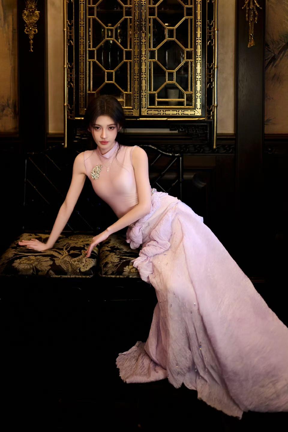 优雅复古风，粉色礼服与古典家具的完美结合鞠婧祎！！！