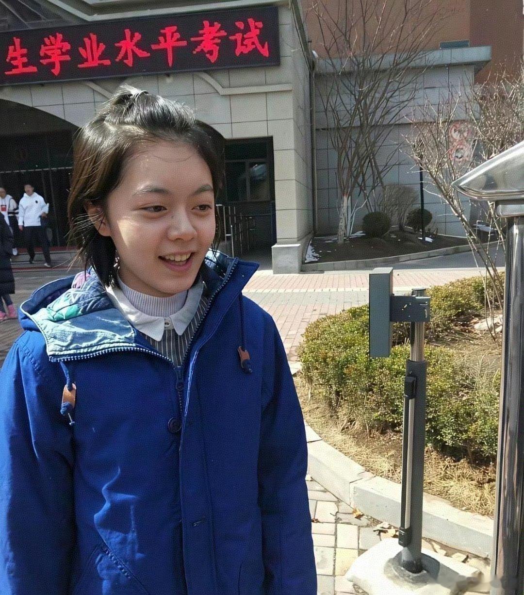 这是赵今麦高考完的样子，完全纯素颜，这不就是人们说的初恋脸嘛，真是老天爷追着喂饭