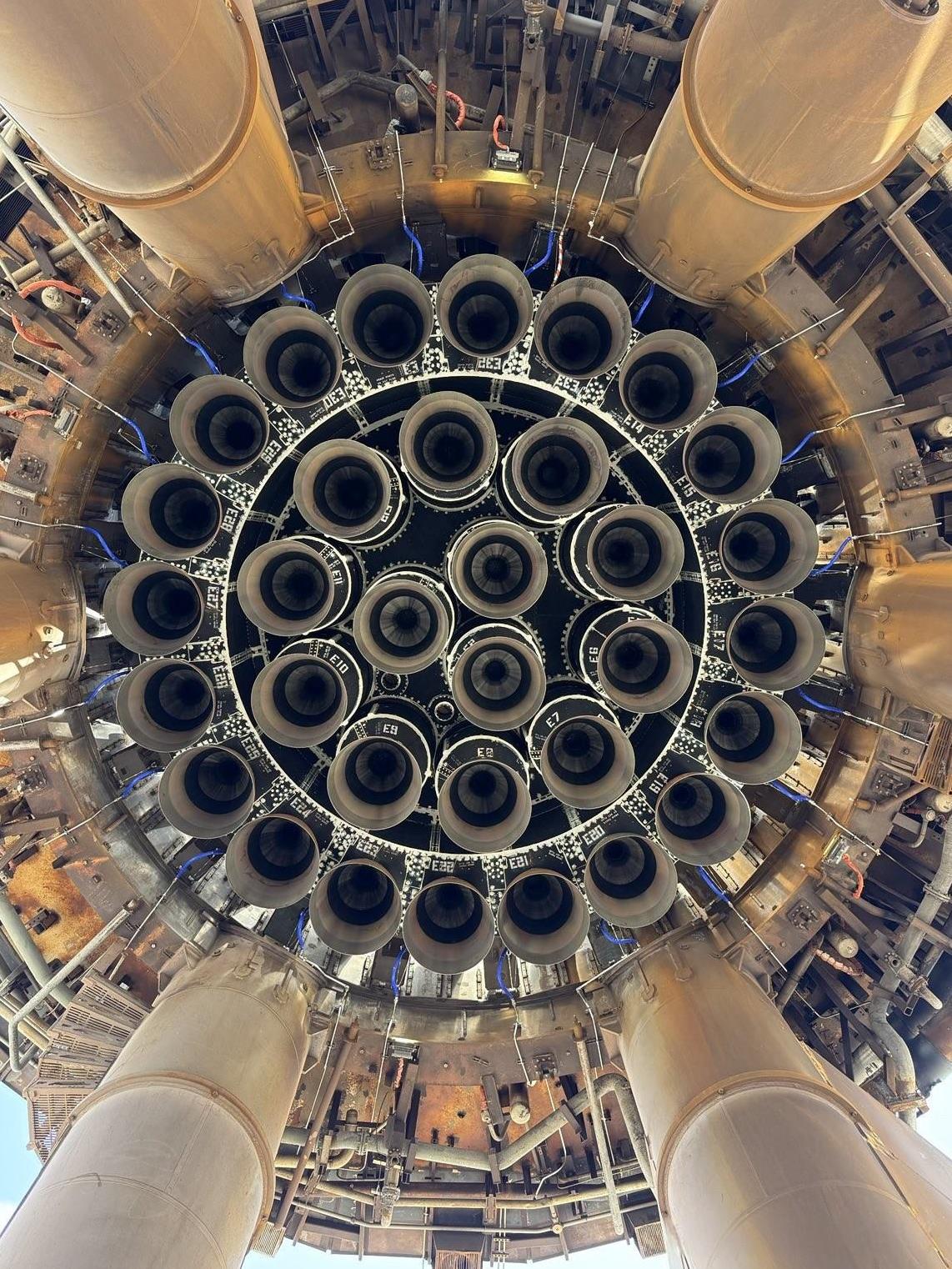 站在星舰下方，仰望这艘巨型航天器，震撼感扑面而来。SpaceX的星舰，高度近12