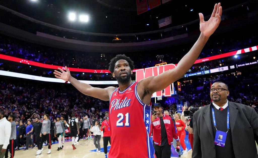 黄蜂报价76人中锋恩比德！这则惊人的消息瞬间引爆了NBA交易市场。夏
