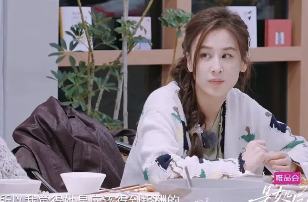 黄圣依和李嘉格聊到全职妈妈该不该拿工资，说得太真实了。很多妈妈整天围着孩子转，比
